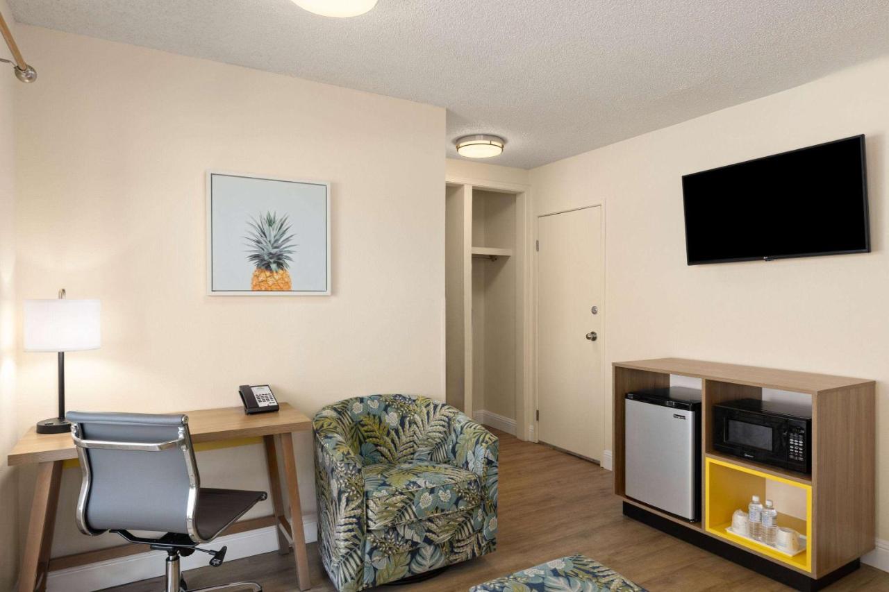 | Days Inn by Wyndham Maui Oceanfront