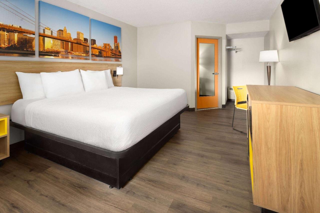 King Room with Bath Tub - Mobility Accessible/Non-Smoking at Days Inn & Suites by Wyndham Albany