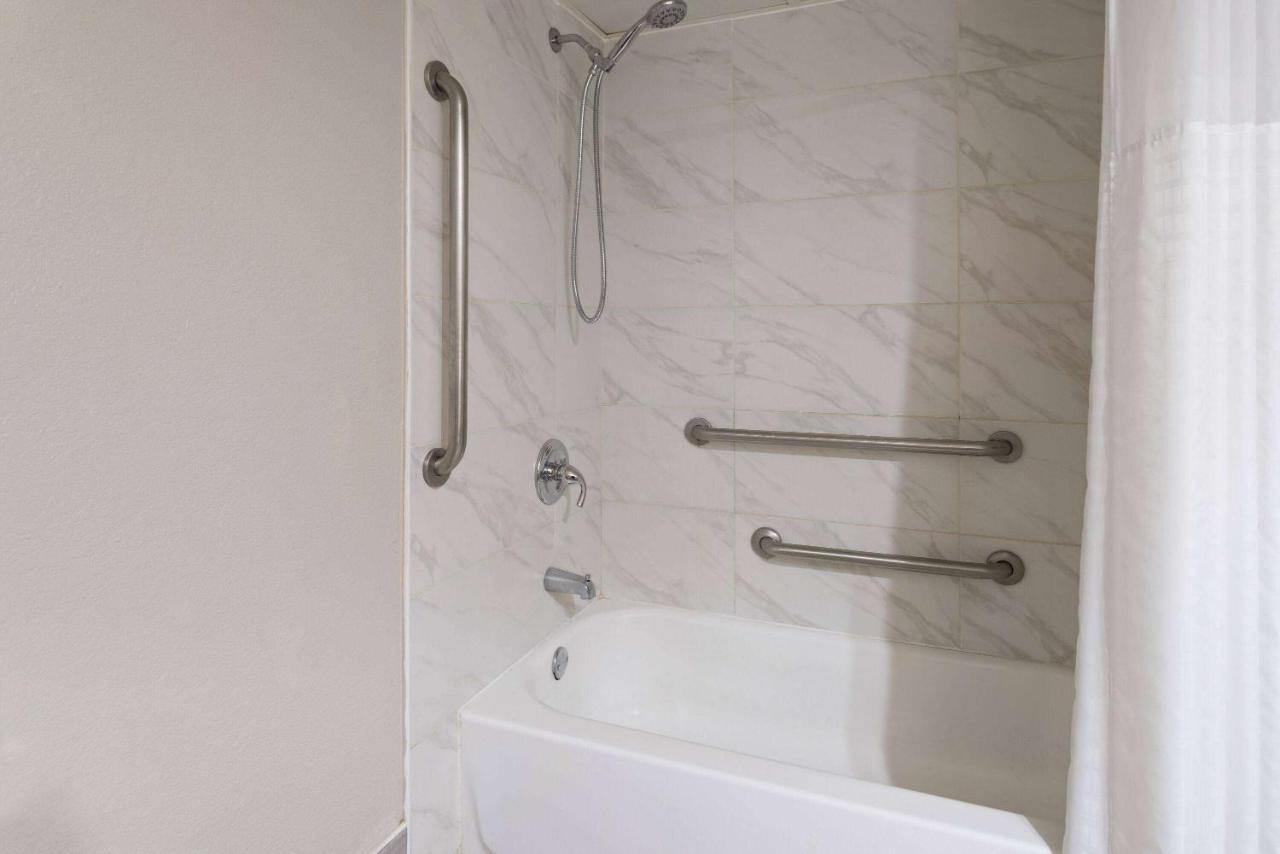 King Room with Bath Tub - Mobility Accessible/Non-Smoking at Days Inn & Suites by Wyndham Albany