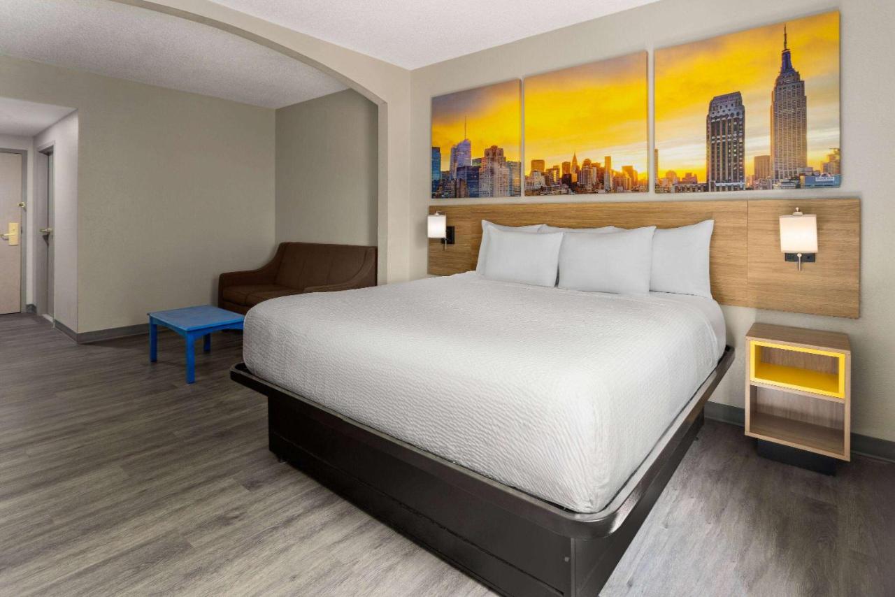 1 King Bed, Mobility Accessible Suite, Roll-In Shower, Non-Smoking at Days Inn & Suites by Wyndham Albany