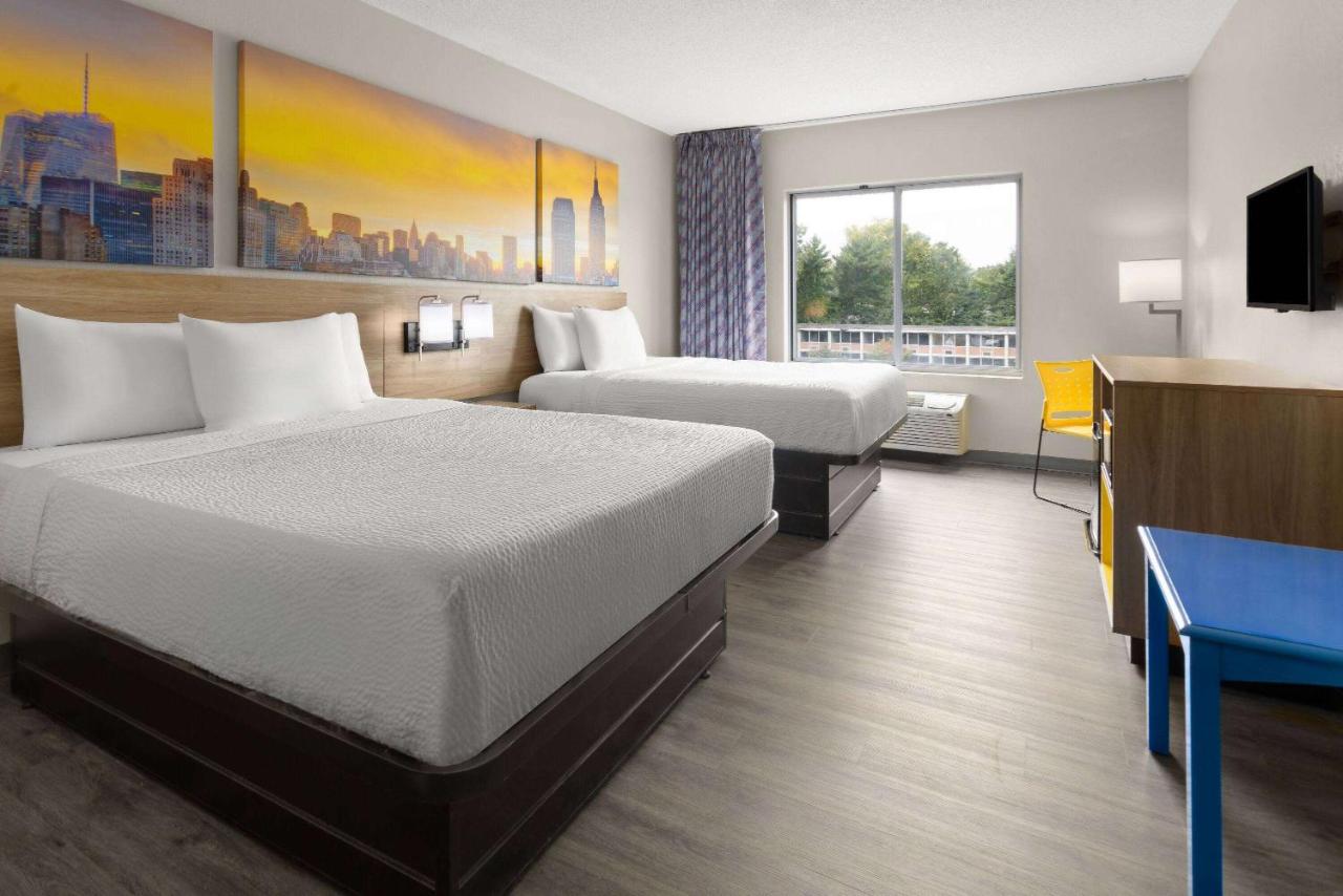 Deluxe Queen Suite - Non-Smoking at Days Inn & Suites by Wyndham Albany