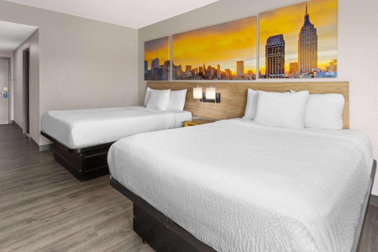Deluxe Queen Suite - Non-Smoking at Days Inn & Suites by Wyndham Albany