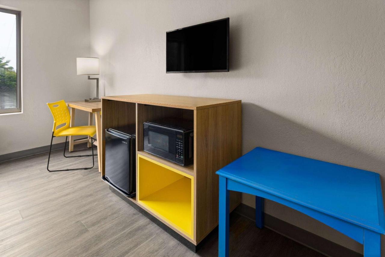 Deluxe Queen Suite - Non-Smoking at Days Inn & Suites by Wyndham Albany