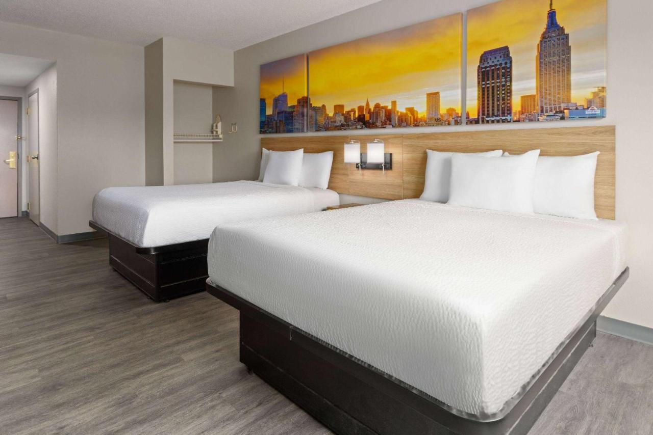 Deluxe Queen Suite - Non-Smoking at Days Inn & Suites by Wyndham Albany