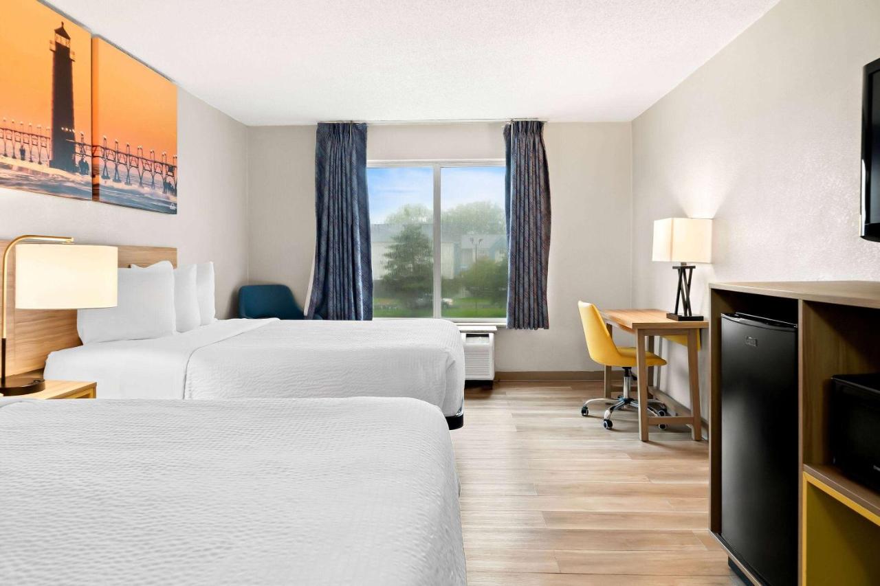 Queen Room with Two Queen Beds - Non-Smoking at Days Inn & Suites by Wyndham Warren