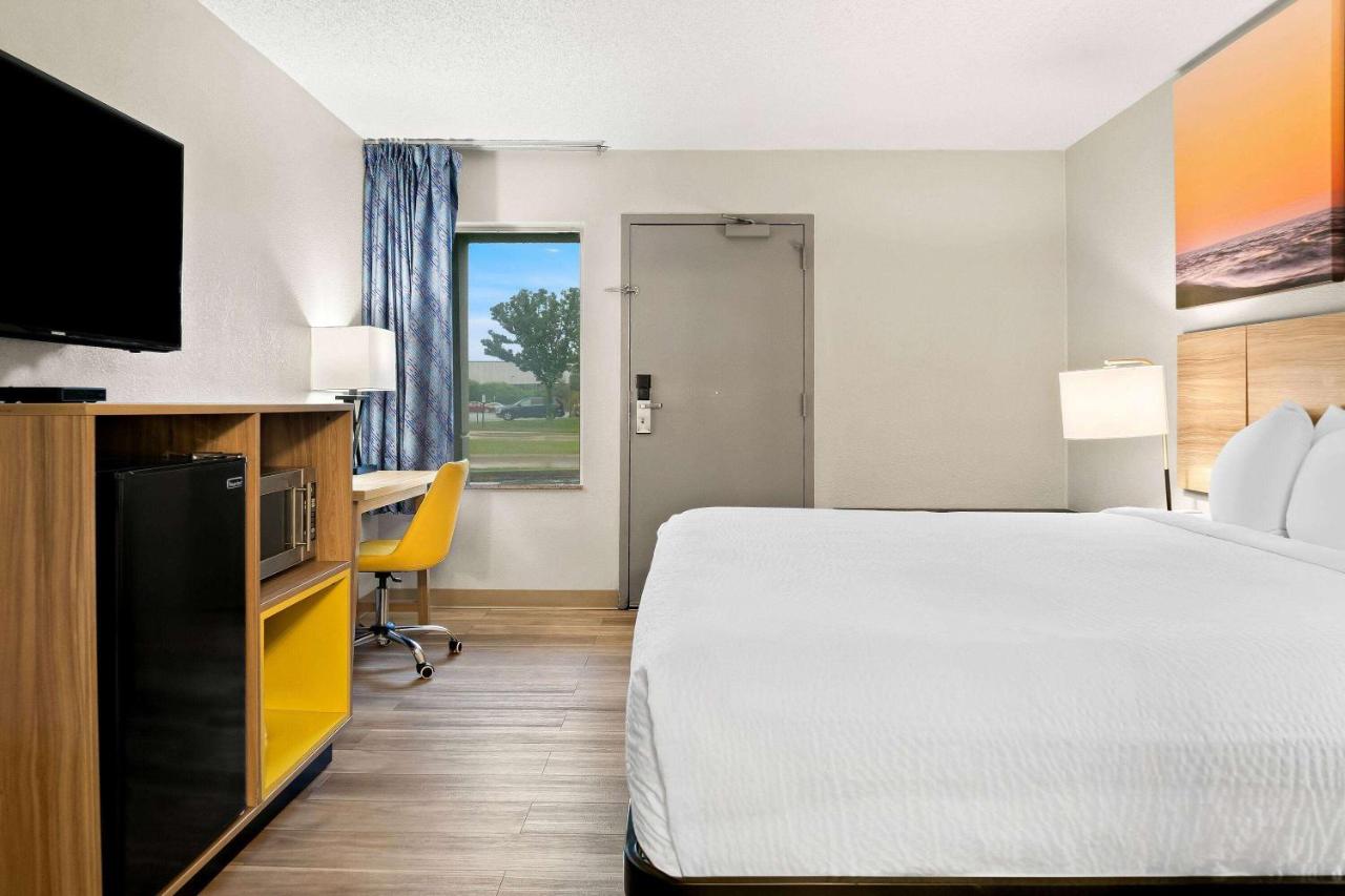 King Room - Disability Access - Non-Smoking at Days Inn & Suites by Wyndham Warren