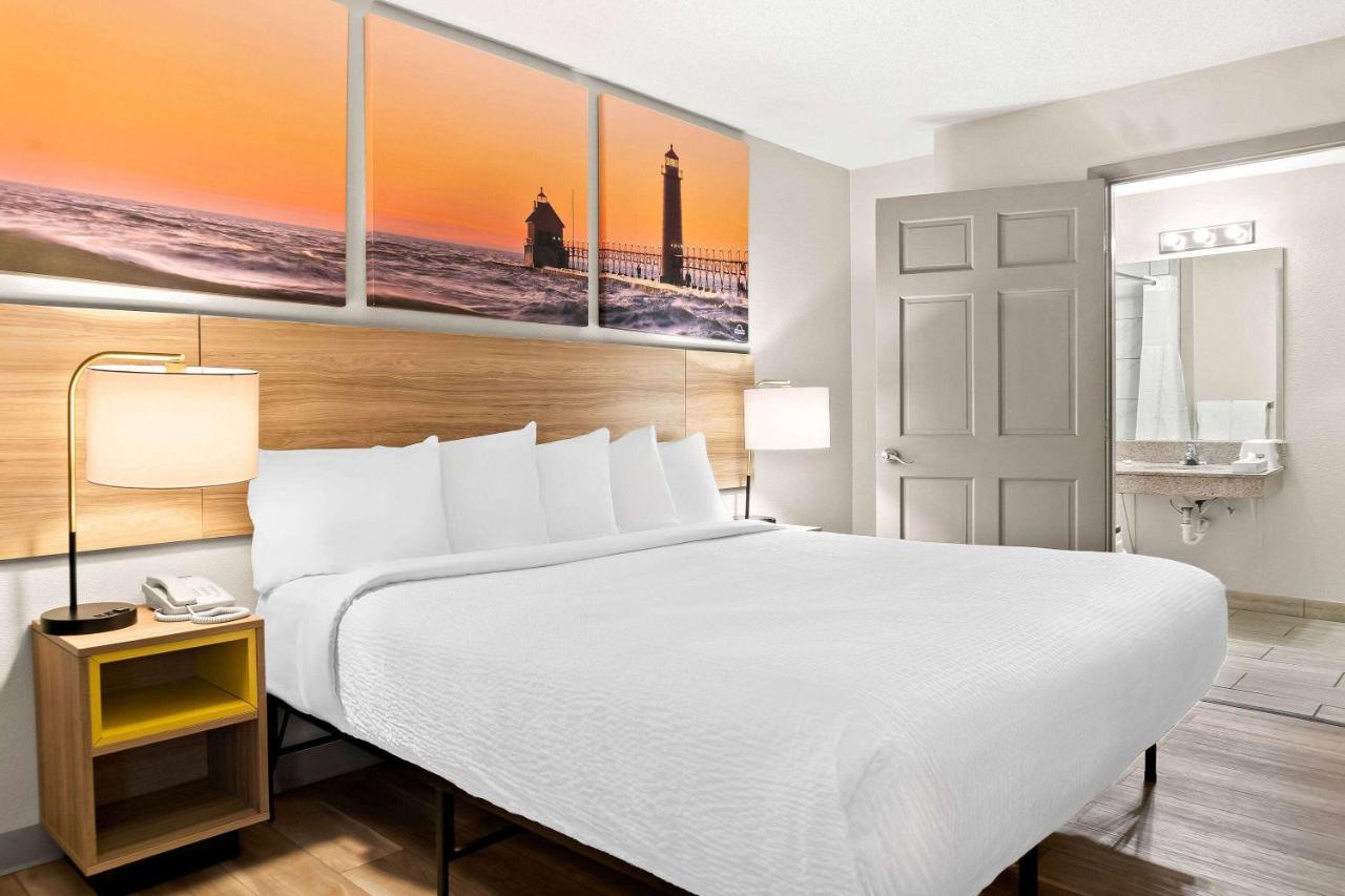 King Room - Disability Access - Non-Smoking at Days Inn & Suites by Wyndham Warren