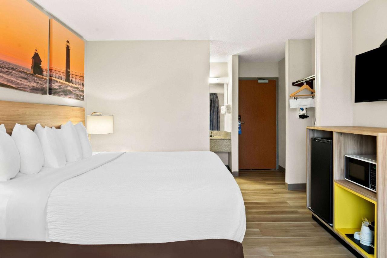 King Room - Non-Smoking at Days Inn & Suites by Wyndham Warren