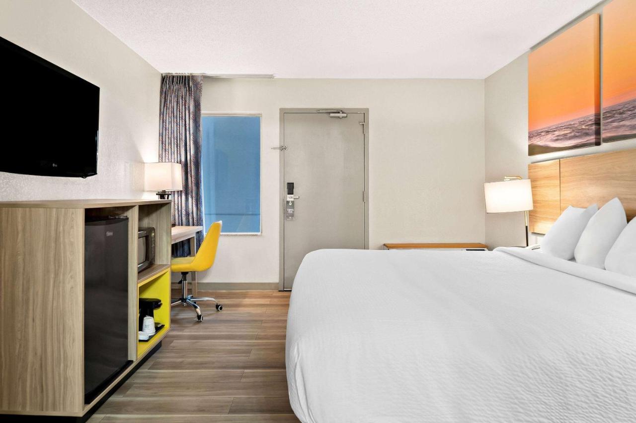Deluxe King Room - Disability Access - Non-Smoking at Days Inn & Suites by Wyndham Warren