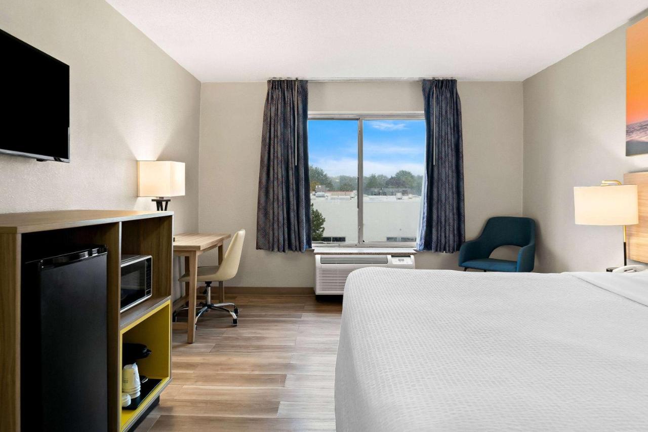 King Room - Non-Smoking at Days Inn & Suites by Wyndham Warren