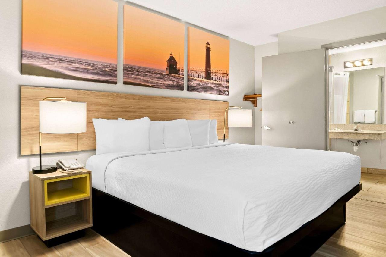 King Room - Disability Access - Non-Smoking at Days Inn & Suites by Wyndham Warren