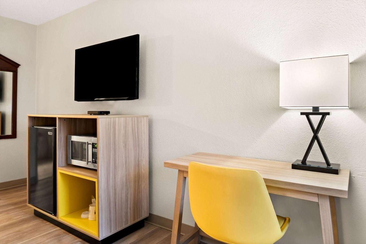 King Room - Disability Access - Non-Smoking at Days Inn & Suites by Wyndham Warren