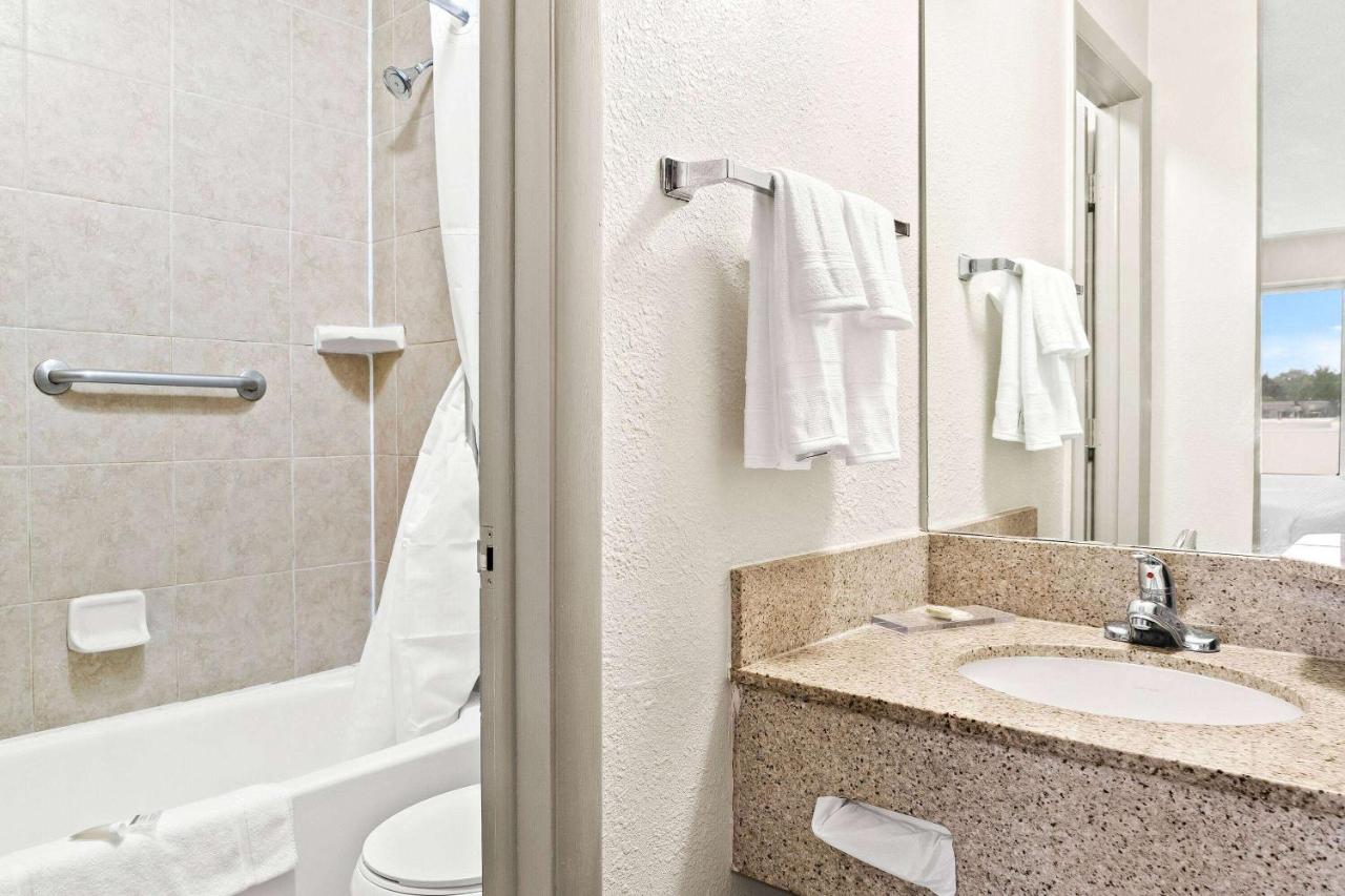 King Room - Non-Smoking at Days Inn & Suites by Wyndham Warren