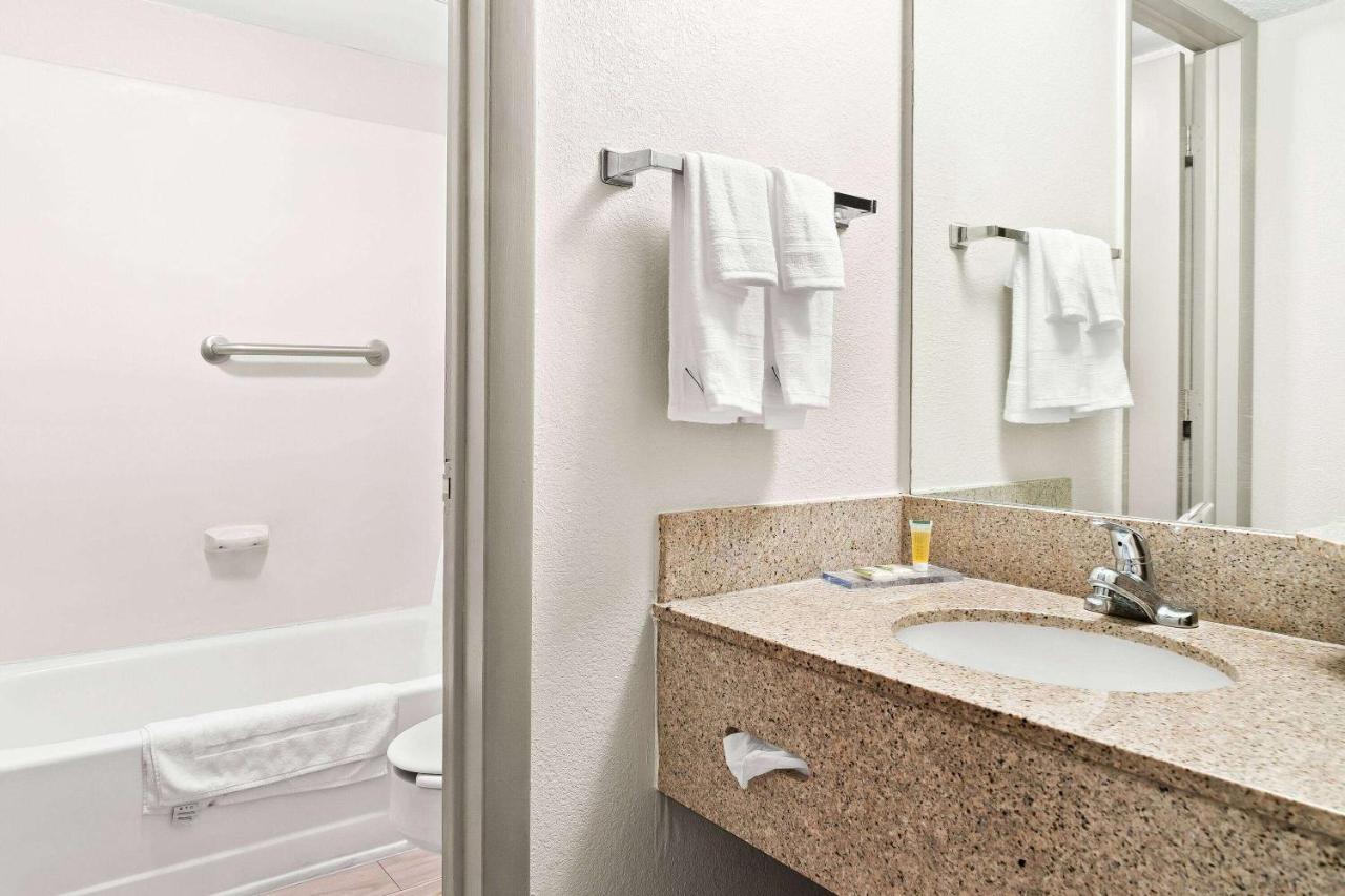 One-Bedroom Deluxe King Suite - Non-Smoking at Days Inn & Suites by Wyndham Warren