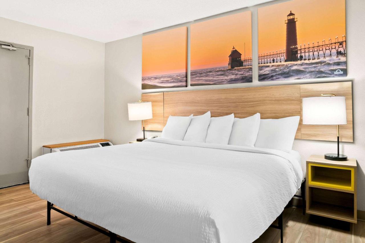 Deluxe King Room - Disability Access - Non-Smoking at Days Inn & Suites by Wyndham Warren