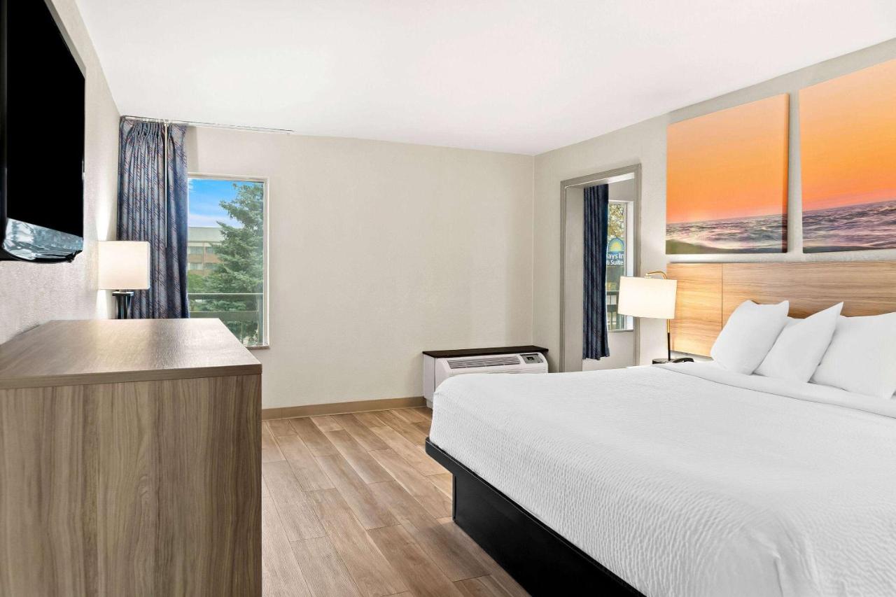 One-Bedroom Deluxe King Suite - Non-Smoking at Days Inn & Suites by Wyndham Warren