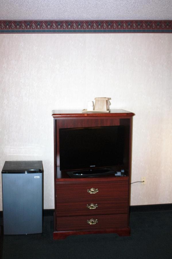 King Suite- Non-Smoking at Baymont by Wyndham Jonesboro