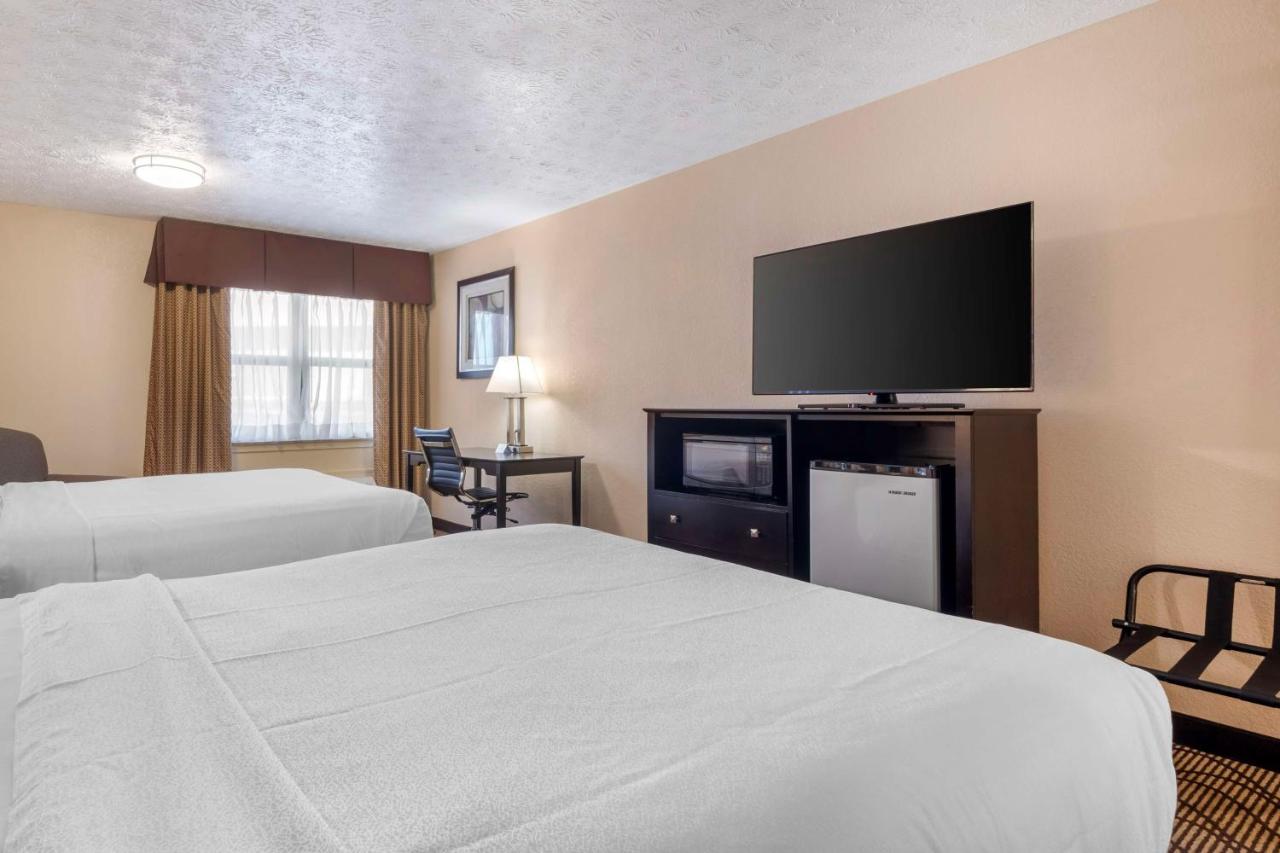 Queen Room with Two Queen Beds - Disability Access at Best Western Campbellsville Inn