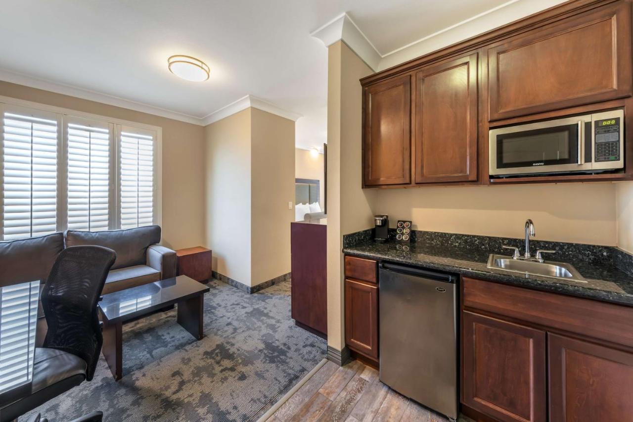 Queen Suite with Bath Tub - Mobility Access at Best Western Plus Avita Suites