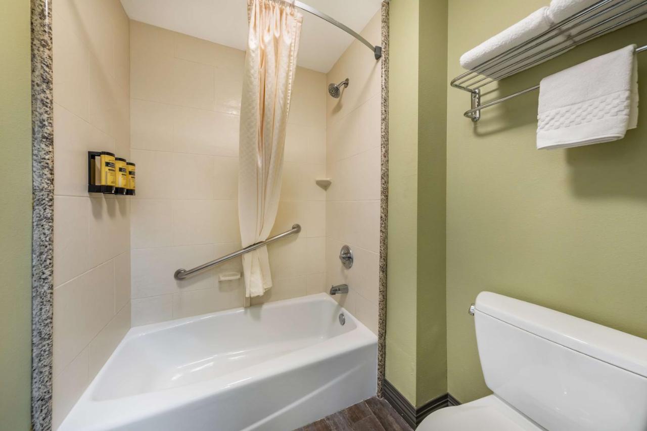Queen Suite with Bath Tub - Mobility Access at Best Western Plus Avita Suites
