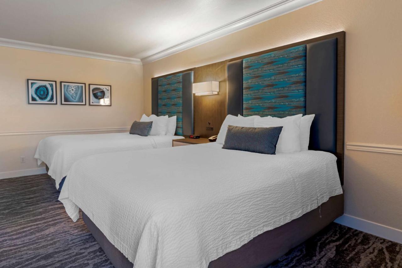 Disability Access - Queen Room with Two Queen Beds - No Smoking at Best Western Plus Novato Oaks Inn