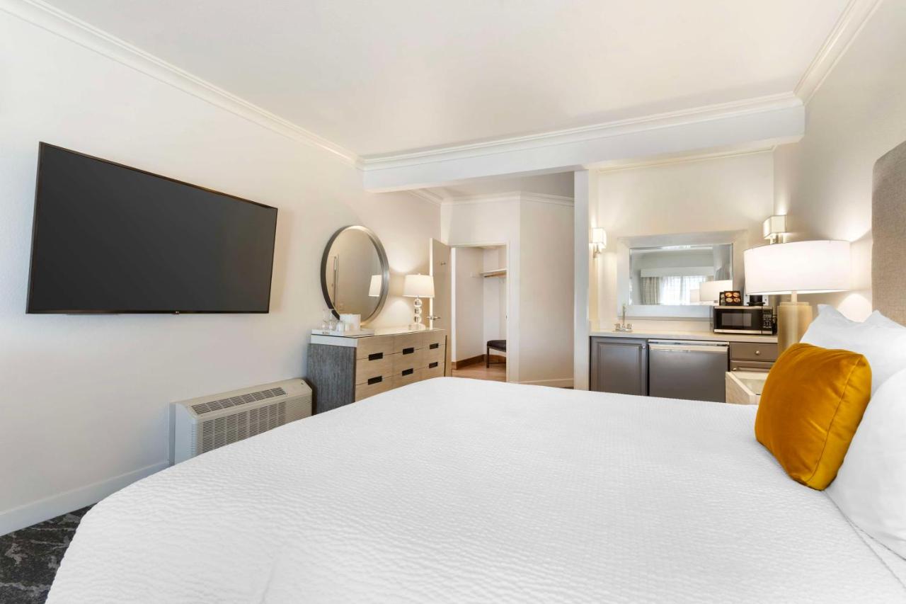 Deluxe King Room - Non Smoking at Best Western Plus Novato Oaks Inn