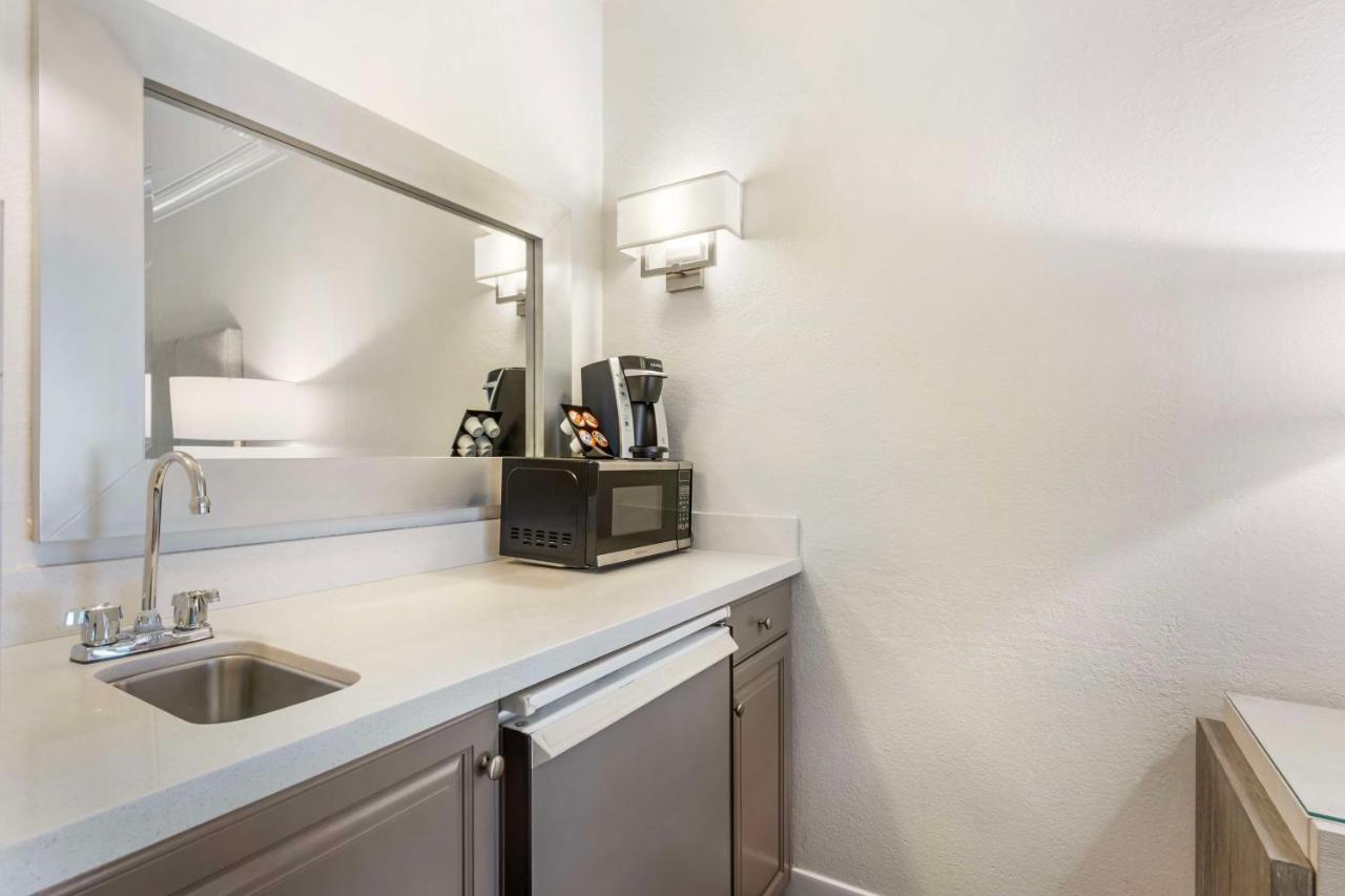 Deluxe King Room - Non Smoking at Best Western Plus Novato Oaks Inn