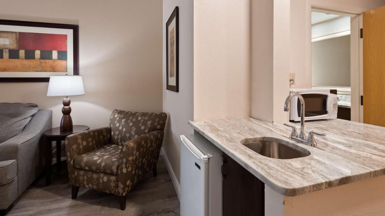 Deluxe Two Queen Suite with Roll-in Shower - Disability Access at Best Western Plus Ambassador Suites Venice