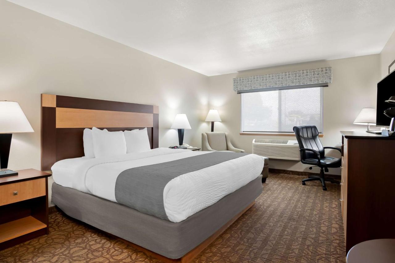 King Room - Disability Access/Bath Tub at Best Western Sawtooth Inn & Suites