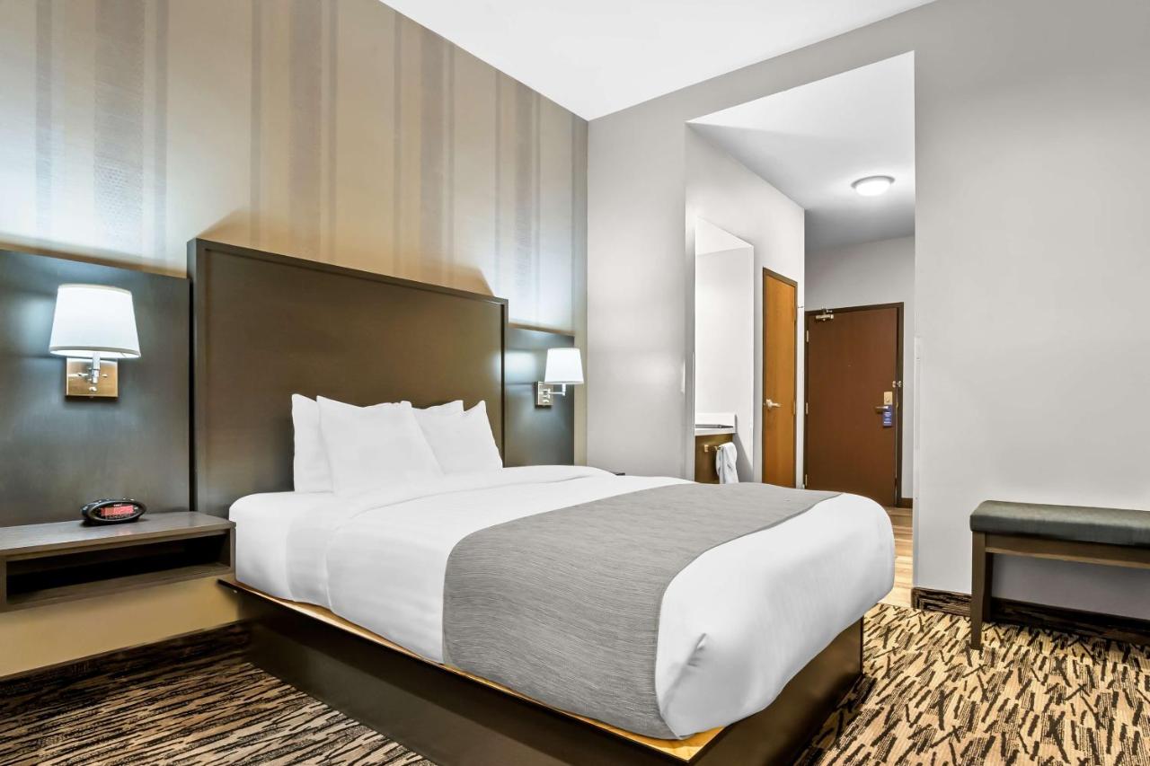 Queen Room with Patio - Non-Smoking at Best Western Sawtooth Inn & Suites