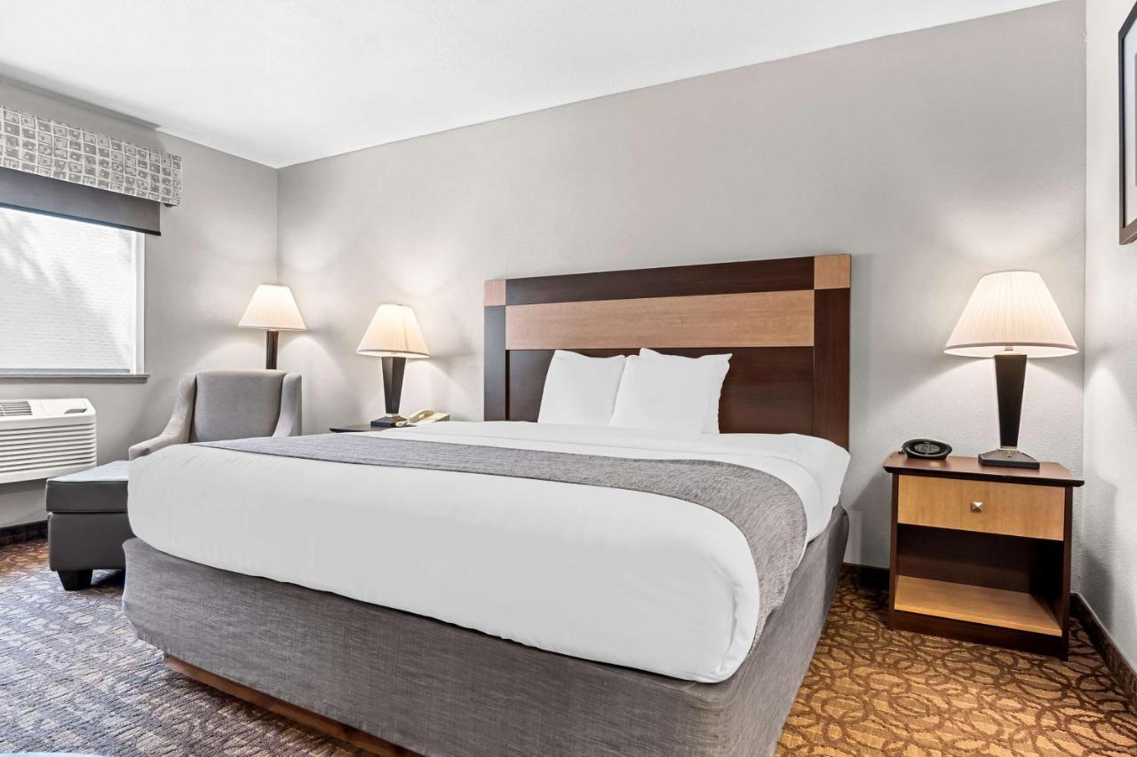 King Room - Disability Access/Roll-in Shower at Best Western Sawtooth Inn & Suites