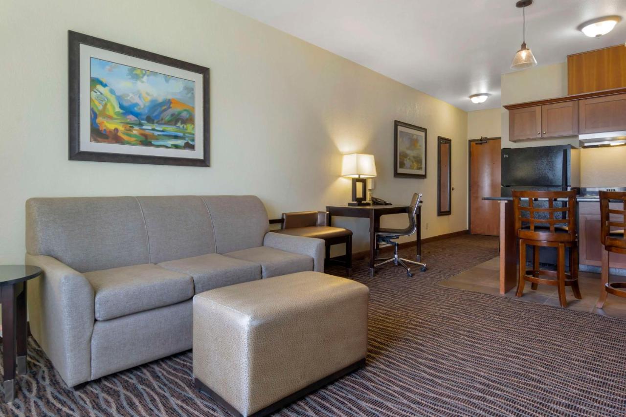 King Suite with Kitchenette at Best Western Plus Ellensburg Hotel