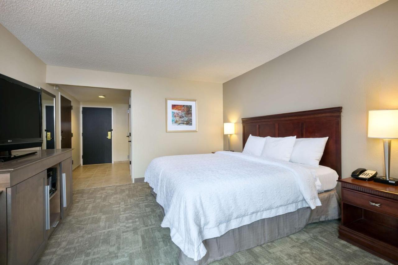 King Room with Bath Tub - Disability Access/Non-Smoking  at Hampton Inn Houston-Near The Galleria