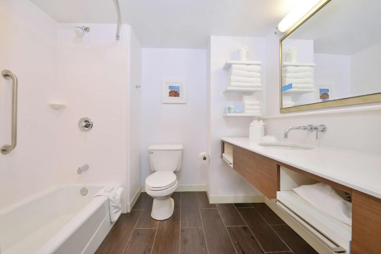 Queen Room with Two Queen Beds - Hearing Accessible/Non-Smoking at Hampton Inn Martinsburg