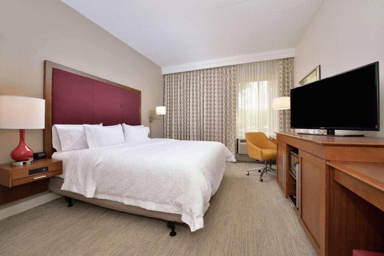 King Room- Mobility Accessible with Bathtub- Non-Smoking at Hampton Inn Martinsburg
