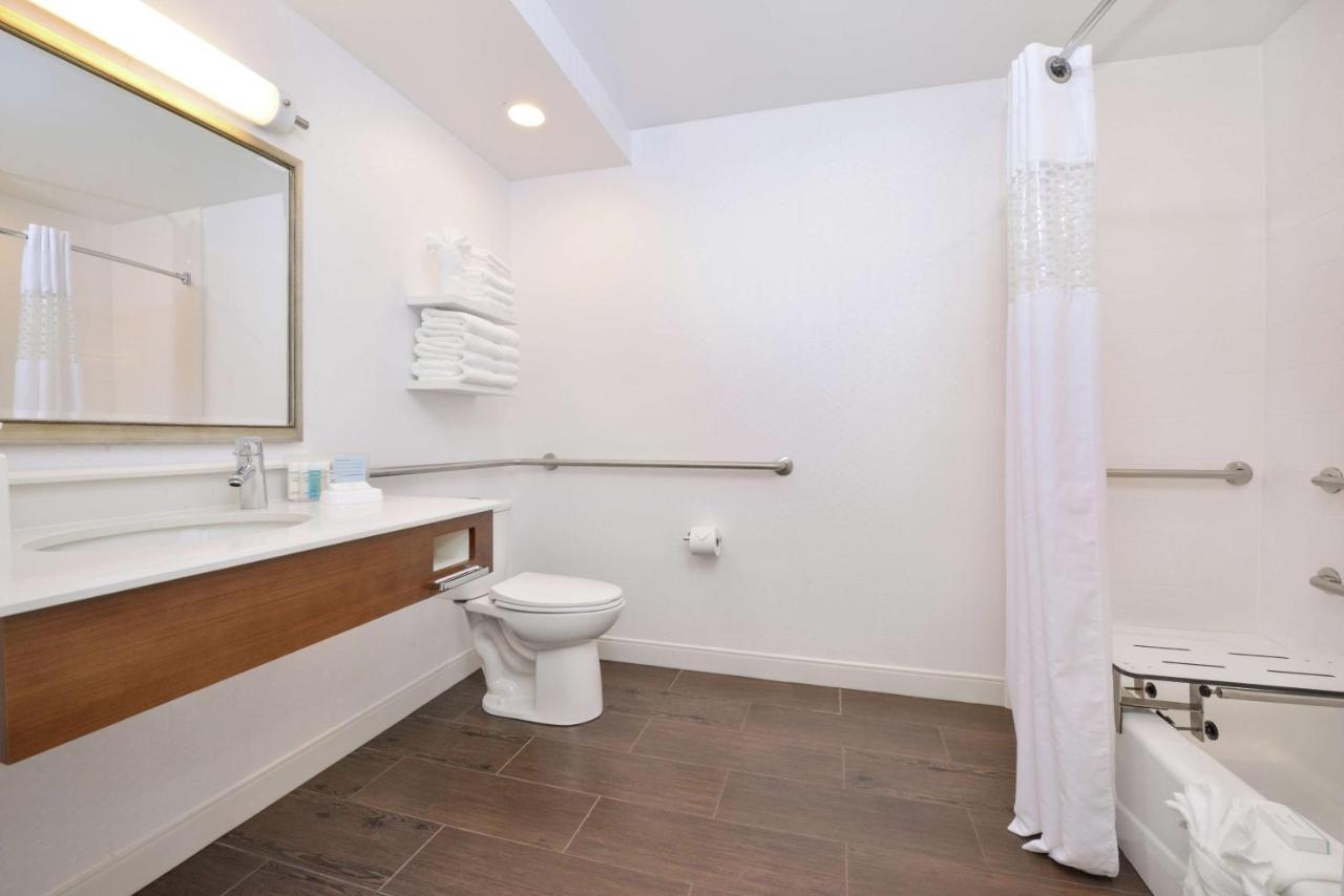 King Room- Mobility Accessible with Bathtub- Non-Smoking at Hampton Inn Martinsburg