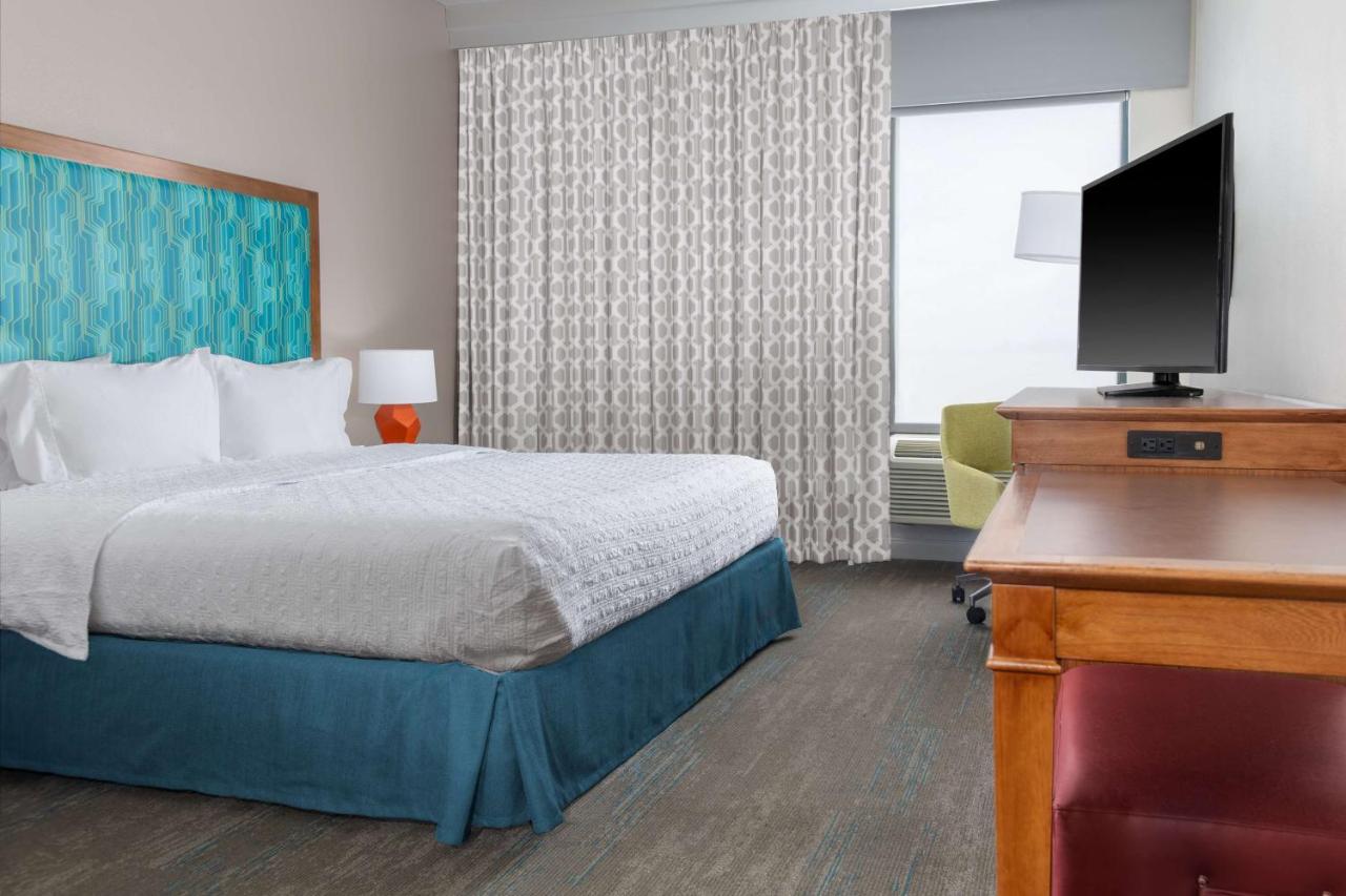 King Room- Mobility Accessible with Bathtub- Non-Smoking at Hampton Inn Martinsburg