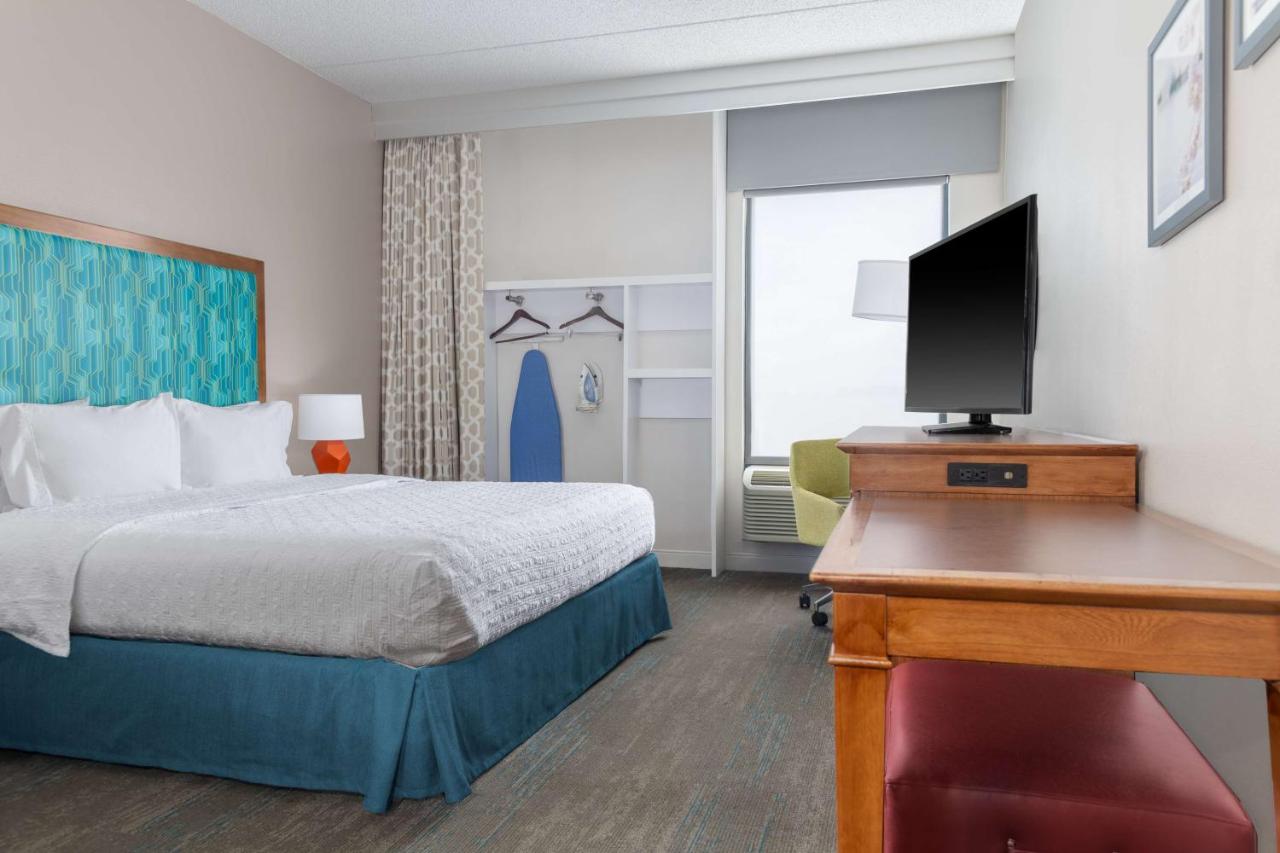 King Room- Mobility Accessible with Bathtub- Non-Smoking at Hampton Inn Martinsburg