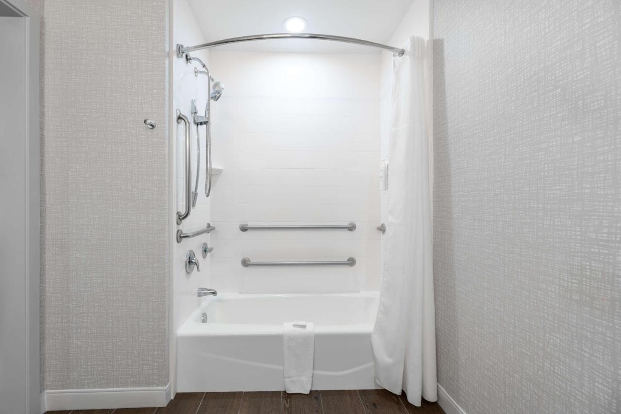 King Room- Mobility Accessible with Bathtub- Non-Smoking at Hampton Inn Martinsburg