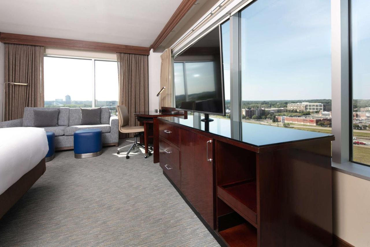 Non-Smoking Executive King Room at Hilton Minneapolis/Bloomington