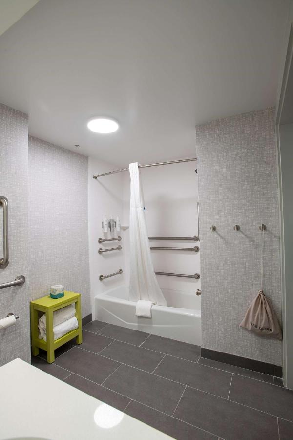 King Room - Disability Access/Non-Smoking with Tub at Hampton Inn Seaford