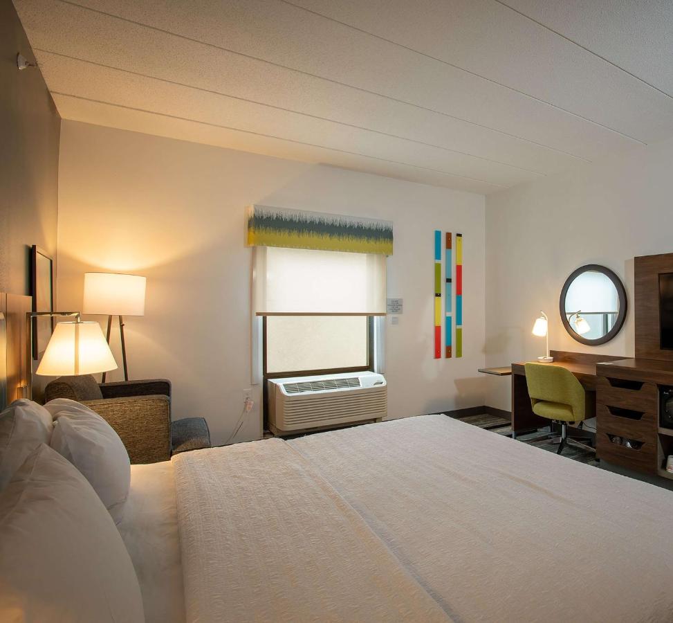 King Room - Disability Access/Non-Smoking with Tub at Hampton Inn Seaford