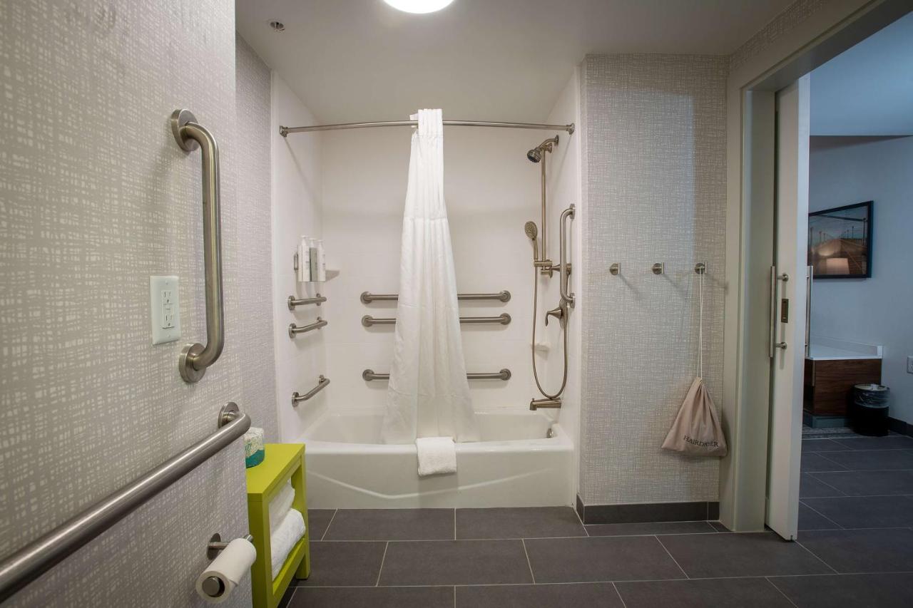 King Room - Disability Access/Non-Smoking with Tub at Hampton Inn Seaford