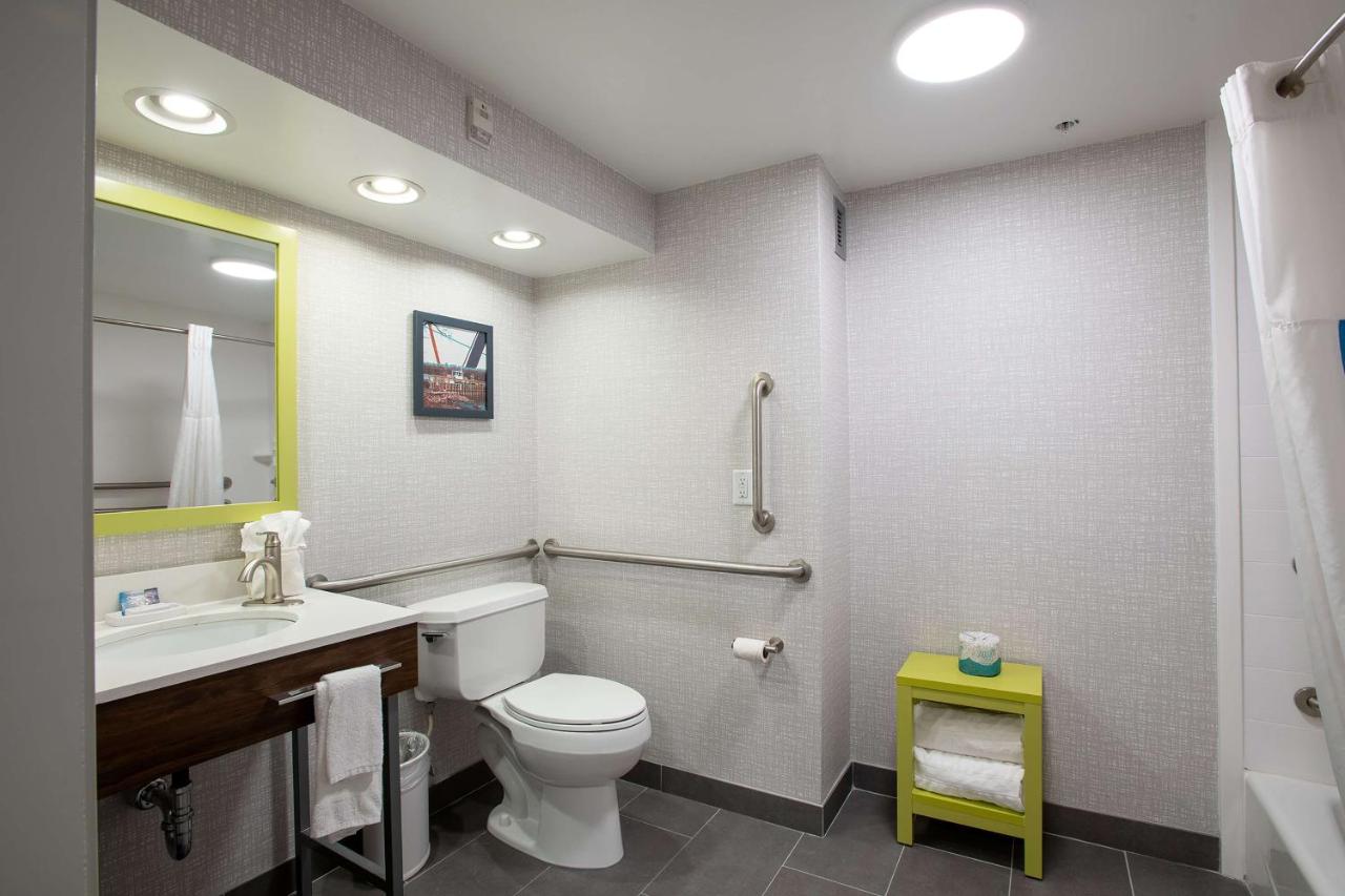 King Room - Disability Access/Non-Smoking with Tub at Hampton Inn Seaford