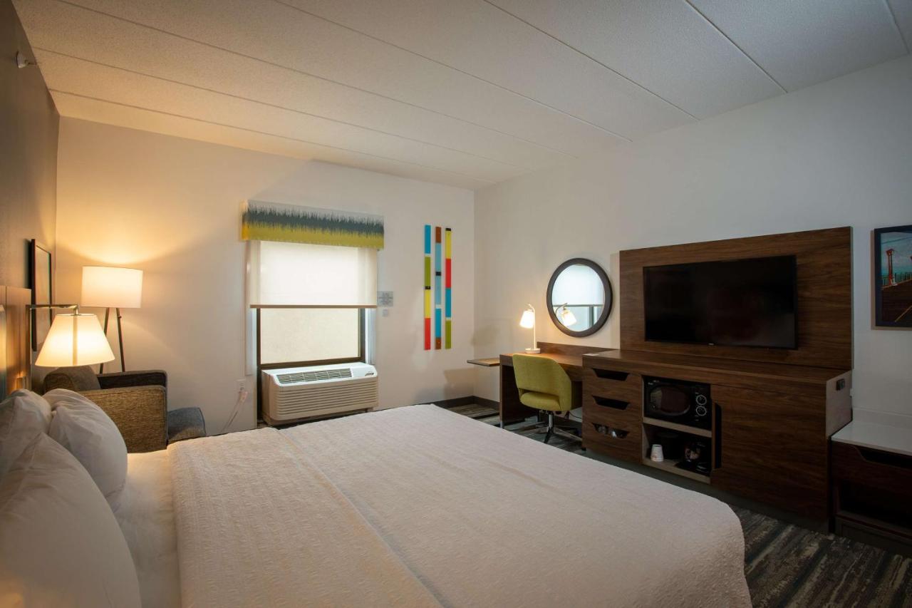 King Room - Disability Access/Non-Smoking with Tub at Hampton Inn Seaford