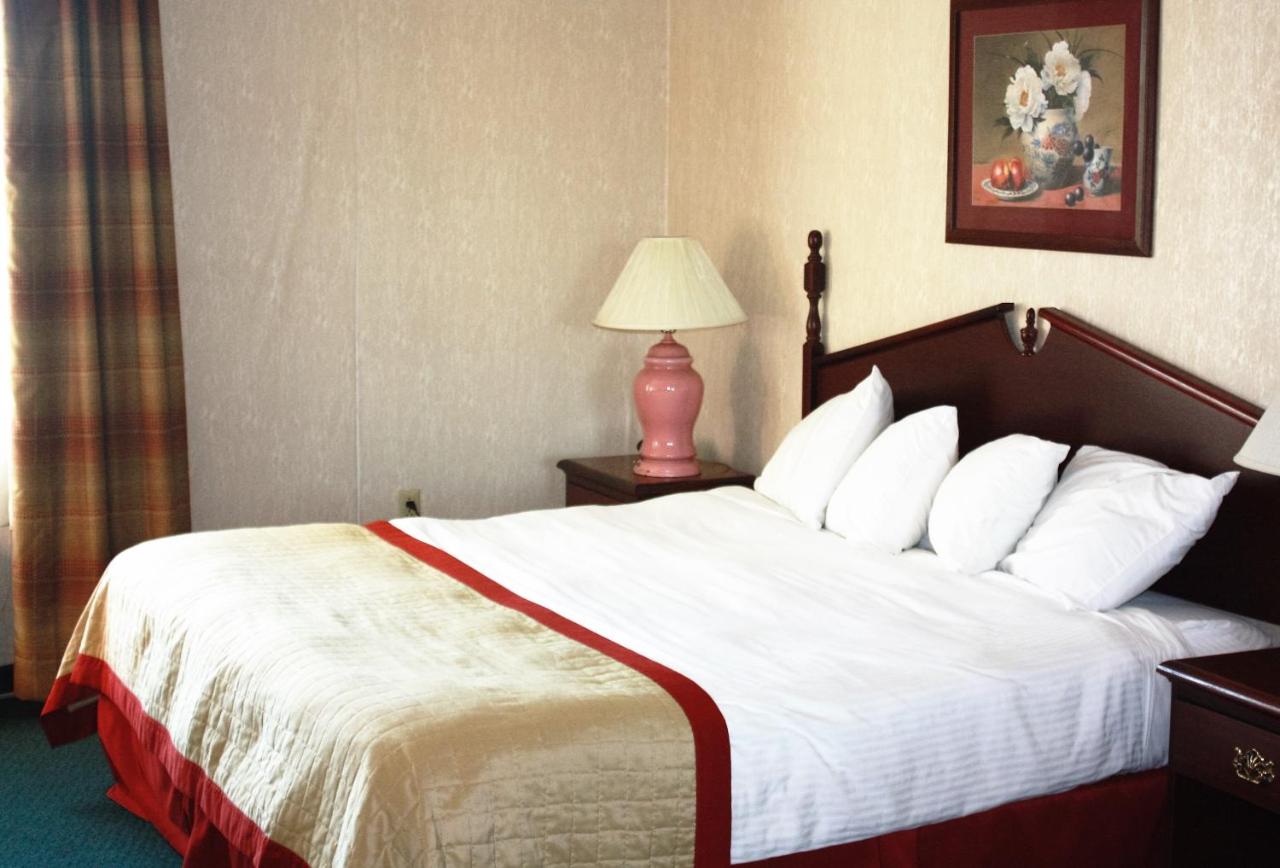King Room - Non-Smoking at Baymont by Wyndham Jonesboro