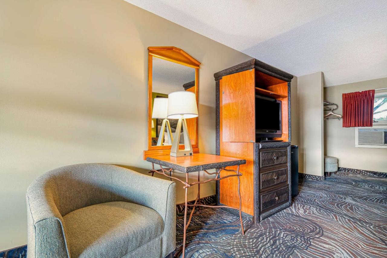 | Super 8 by Wyndham Lake George/Downtown