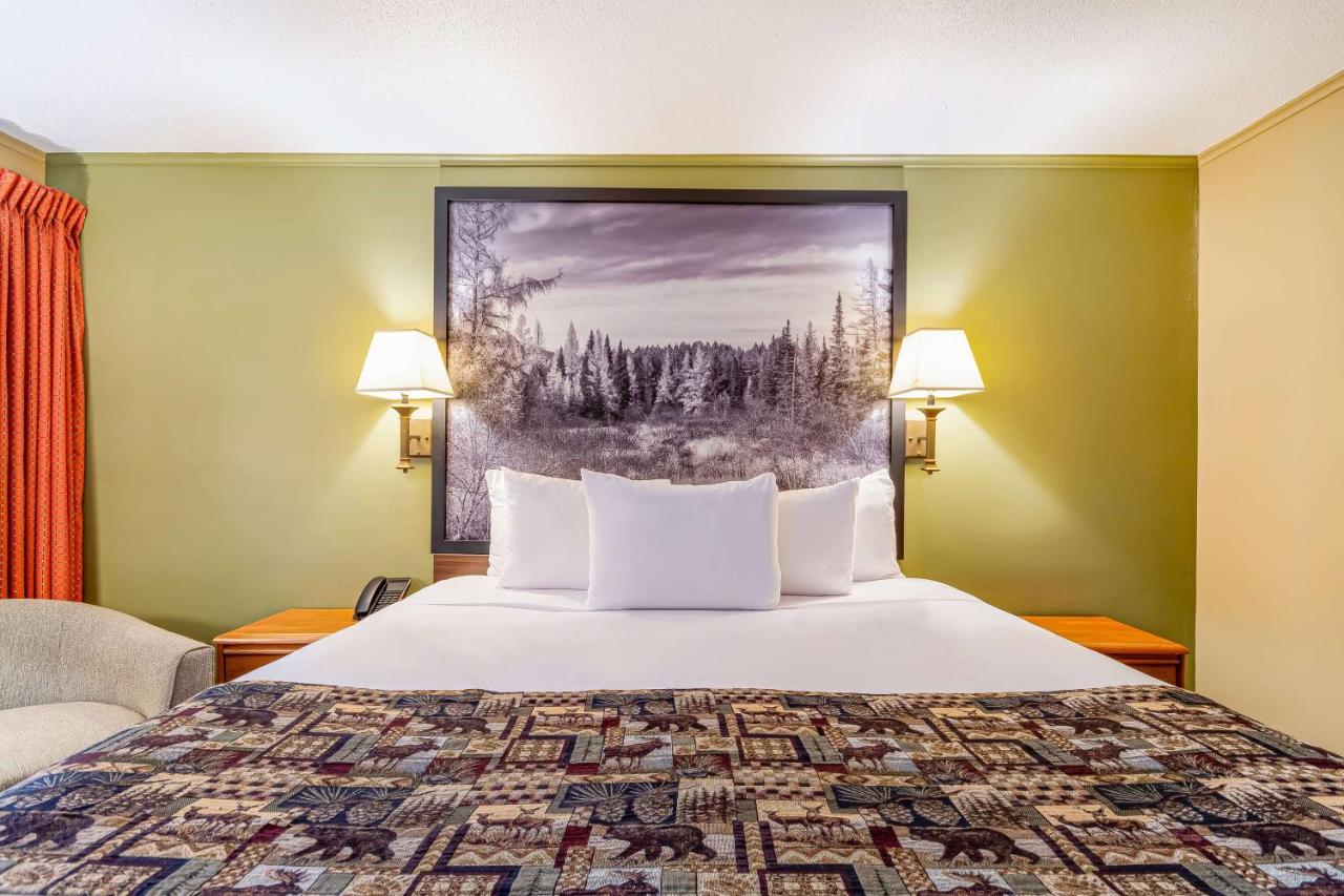 | Super 8 by Wyndham Lake George/Downtown