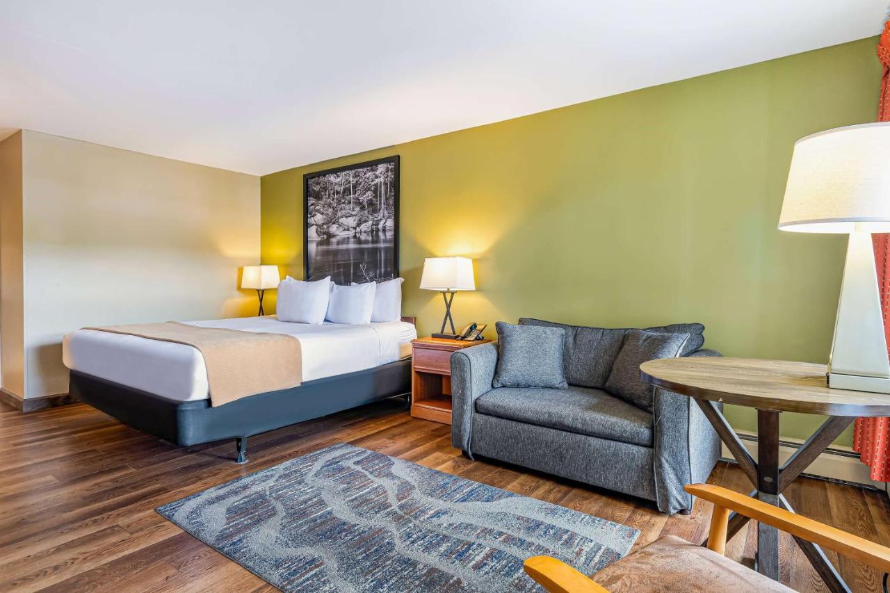 | Super 8 by Wyndham Lake George/Downtown