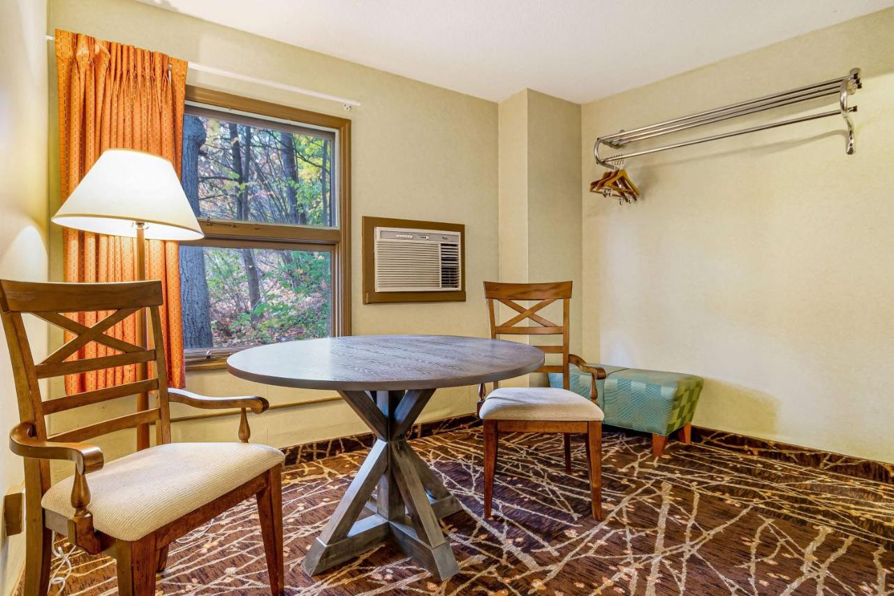 | Super 8 by Wyndham Lake George/Downtown